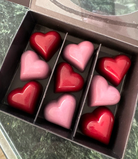 Valentine’s Day Collection
Chocolate Box: Salted Caramel &
Almond Crunch Praline. 9 Piece